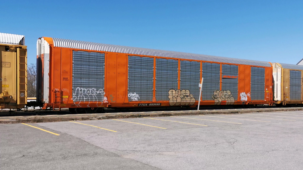 BNSF 27404 (Body) TTGX 693688 (Flat)